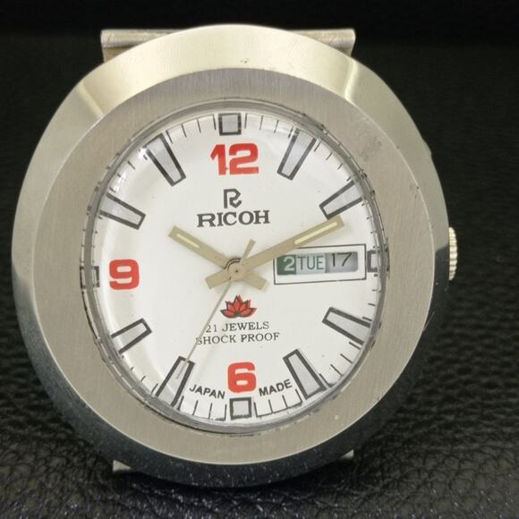 Vintage 1972 Ricoh Automatic Mens Silver Watch W/daydate & Red accents - Picture 4 of 10